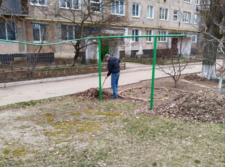 В городском округе Енакиево, муниципальными унитарными предприятиями продолжается уборка придомовых территорий. В городском округе Енакиево, муниципальными унитарными предприятиями продолжается уборка придомовых территорий.