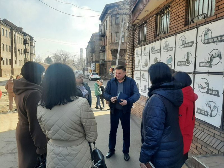 Заместитель главы администрации муниципального образования городского округа Енакиево провел выездной прием граждан и встречи с гражданами. Заместитель главы администрации муниципального образования городского округа Енакиево провел выездной прием граждан и встречи с гражданами.