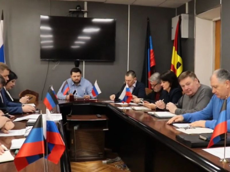 Глава муниципального образования городского округа Енакиево Роман Храменков провел аппаратное совещание. Глава муниципального образования городского округа Енакиево Роман Храменков провел аппаратное совещание.