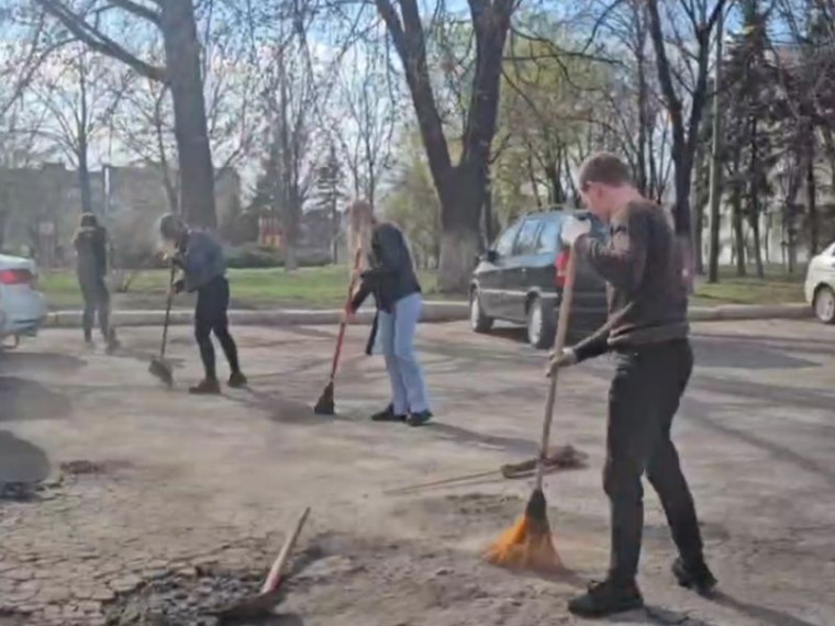 В городском округе Енакиево состоялся общегородской санитарный час . В городском округе Енакиево состоялся общегородской санитарный час .