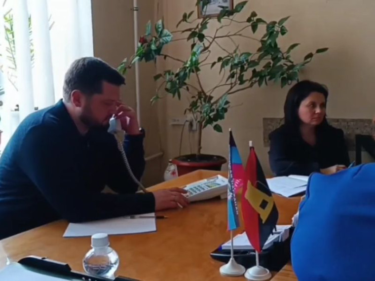 Глава муниципального образования городского округа Енакиево Роман Храменков провел прямую линию с жителями Енакиево. Глава муниципального образования городского округа Енакиево Роман Храменков провел прямую линию с жителями Енакиево.