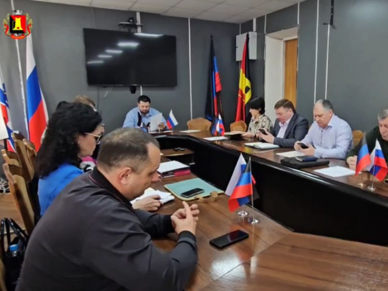 Глава муниципального образования городского округа Енакиево провёл еженедельное аппаратное совещание. Глава муниципального образования городского округа Енакиево провёл еженедельное аппаратное совещание.