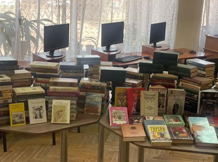Комитет по транспорту Ленинградской области и компания "Градиент" передали Центральной городской библиотеке в Енакиево гуманитарную помощь в виде книг. Комитет по транспорту Ленинградской области и компания "Градиент" передали Центральной городской библиотеке в Енакиево гуманитарную помощь в виде книг.