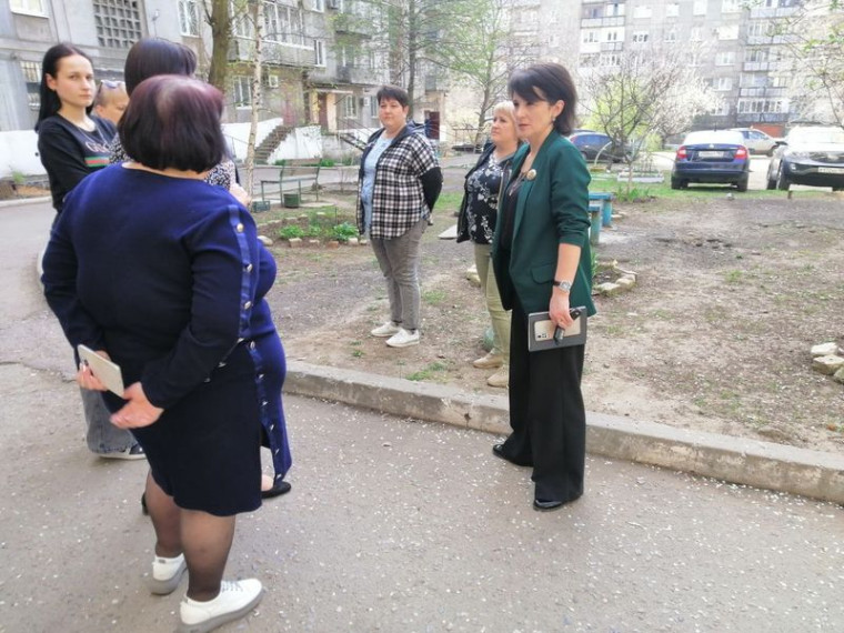 Управляющий делами администрации муниципального образования городского округа Енакиево ДНР Стасенко Л.П. провела выездной прием и встречу с жителями. Управляющий делами администрации муниципального образования городского округа Енакиево ДНР Стасенко Л.П. провела выездной прием и встречу с жителями.
