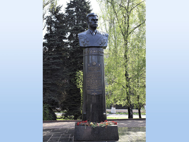 Состоялось возложение цветов в сквере имени Г.Т. Берегового. Состоялось возложение цветов в сквере имени Г.Т. Берегового.