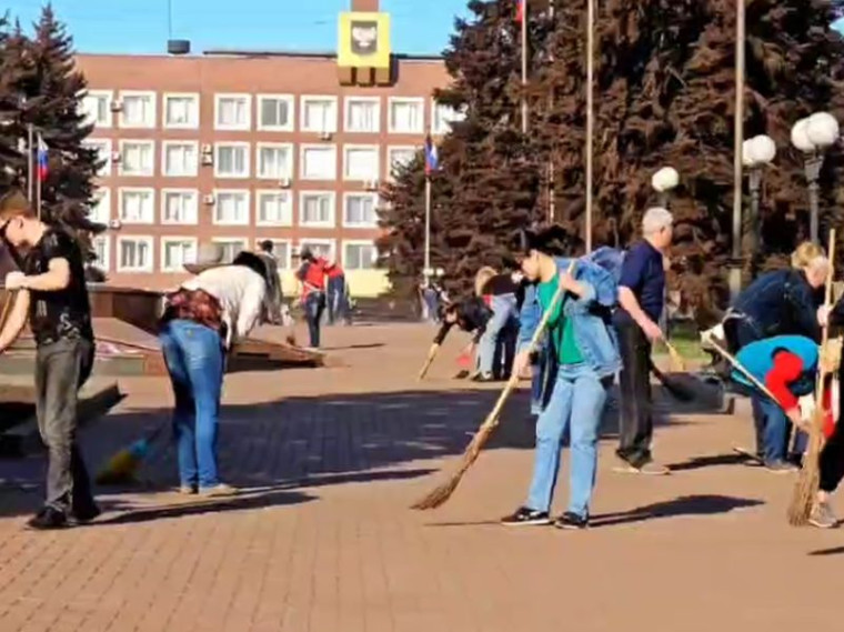 Прошел общегородской субботник в городском округе Енакиево . Прошел общегородской субботник в городском округе Енакиево .