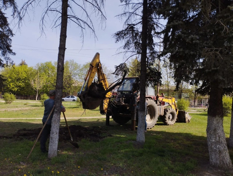 В городе Юнокоммунаровске состоялся общегородской субботник. В городе Юнокоммунаровске состоялся общегородской субботник.