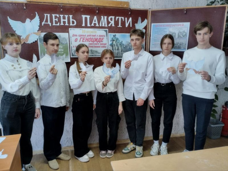 Мероприятия в школах города Енакиево, посвящённые Дню памяти о геноциде советского народа нацистами и их пособниками в годы Великой Отечественной войны. Мероприятия в школах города Енакиево, посвящённые Дню памяти о геноциде советского народа нацистами и их пособниками в годы Великой Отечественной войны.
