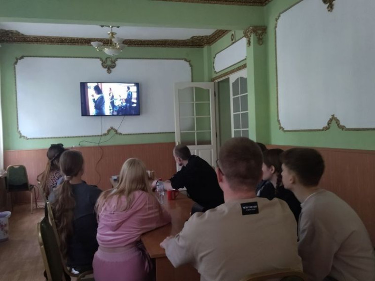 Прошел кинофестиваль «Без срока давности» с участием молодежного актива городского округа Енакиево. Прошел кинофестиваль «Без срока давности» с участием молодежного актива городского округа Енакиево.