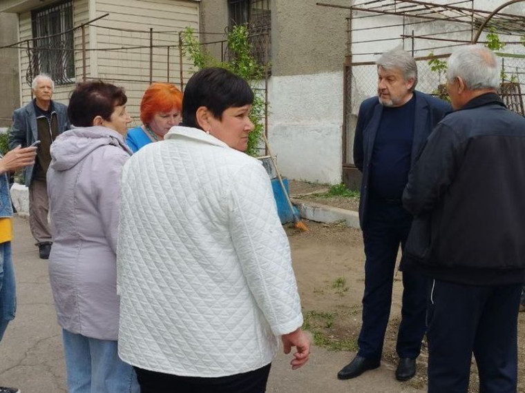 Глава администрации города Енакиево Сильванский Ю.Г. провел выездной прием работников и встречи с населением. Глава администрации города Енакиево Сильванский Ю.Г. провел выездной прием работников и встречи с населением.