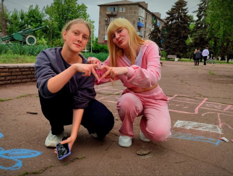 Активная молодежь городского округа Енакиево приняла участие в акции «Мы рисуем на асфальте». Активная молодежь городского округа Енакиево приняла участие в акции «Мы рисуем на асфальте».
