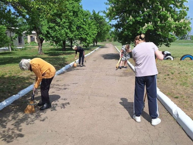 В городе Юнокоммунаровске состоялся Всероссийский субботник. В городе Юнокоммунаровске состоялся Всероссийский субботник.