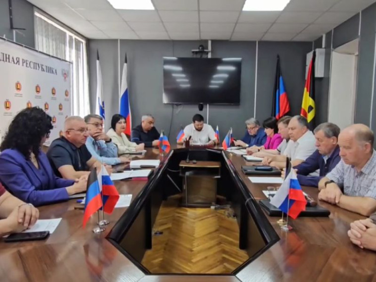 Глава муниципального образования городского округа Енакиево Роман Храменков провёл еженедельное аппаратное совещание. Глава муниципального образования городского округа Енакиево Роман Храменков провёл еженедельное аппаратное совещание.