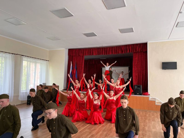 Праздничный концерт, приуроченный к 9 Мая, состоялся в школе № 2 города Енакиево. Праздничный концерт, приуроченный к 9 Мая, состоялся в школе № 2 города Енакиево.