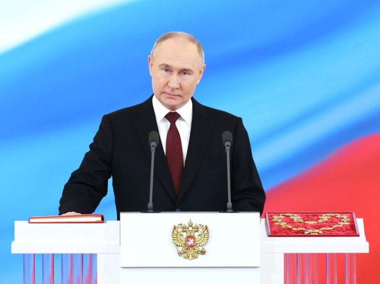 Владимир Путин вступил в должность Президента Российской Федерации. Владимир Путин вступил в должность Президента Российской Федерации.