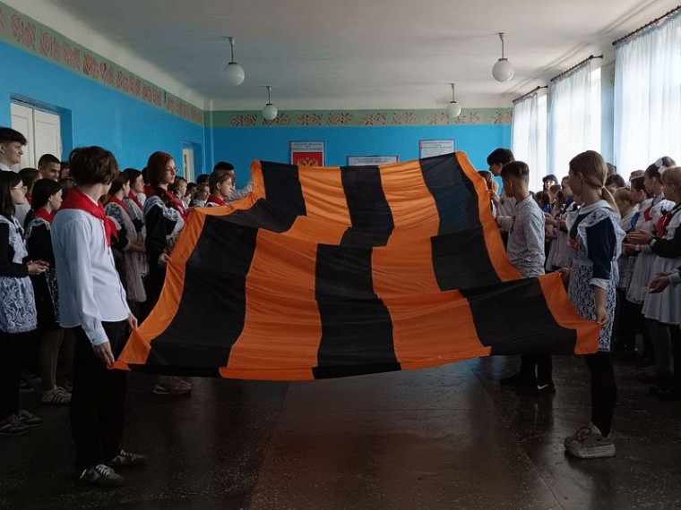 Школьники и педколлективы города Енакиево присоединились ко Всероссийской акции «Георгиевская лента». Школьники и педколлективы города Енакиево присоединились ко Всероссийской акции «Георгиевская лента».