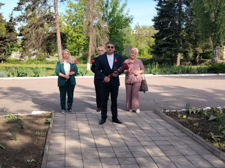 В городе Юнокоммунаровске состоялось торжественное возложение цветов. В городе Юнокоммунаровске состоялось торжественное возложение цветов.