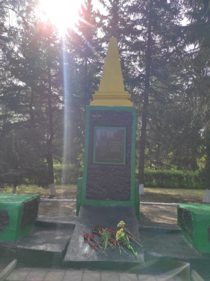 Состоялось возложение цветов к братской могиле партизан и подпольщиков. Состоялось возложение цветов к братской могиле партизан и подпольщиков.
