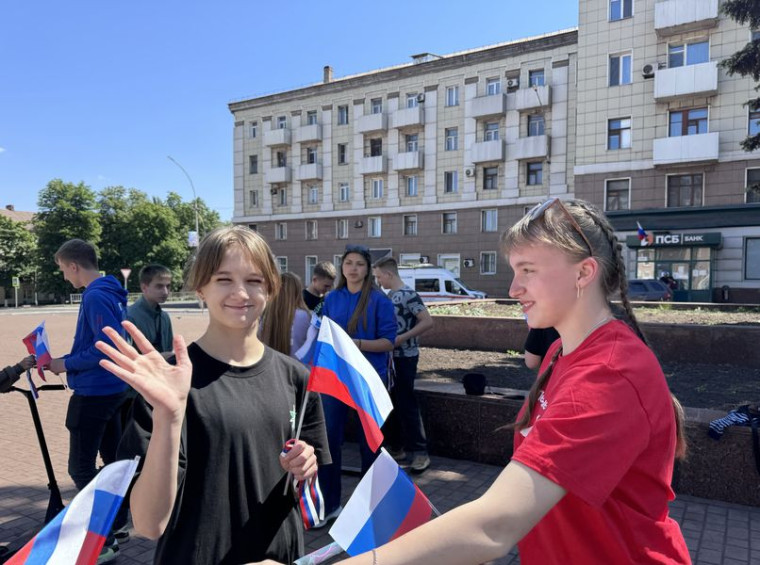 Активисты общественных молодежных организаций городского округа Енакиево приняли участие в акции «Три цвета гордости и славы». Активисты общественных молодежных организаций городского округа Енакиево приняли участие в акции «Три цвета гордости и славы».