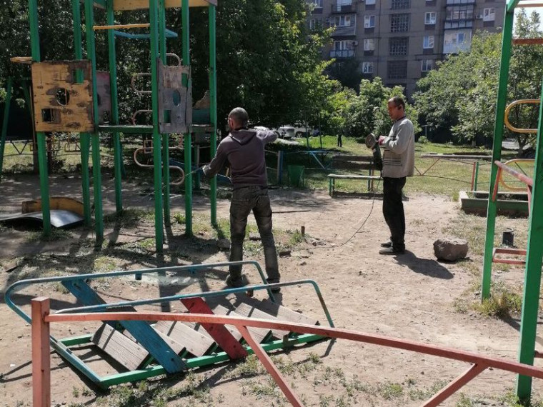 Муниципальными унитарными предприятиями городского округа Енакиево произведены работы по благоустройству. Муниципальными унитарными предприятиями городского округа Енакиево произведены работы по благоустройству.