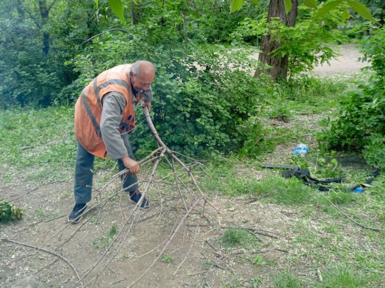Муниципальными унитарными предприятиями городского округа Енакиево выполнена работа по уборке придомовых территорий. Муниципальными унитарными предприятиями городского округа Енакиево выполнена работа по уборке придомовых территорий.