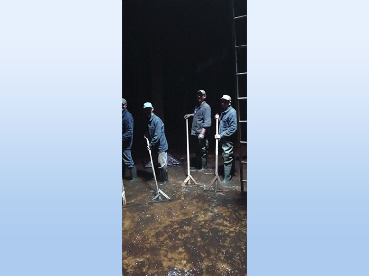 Выполняется чистка и промывка резервуаров чистой воды. Выполняется чистка и промывка резервуаров чистой воды.