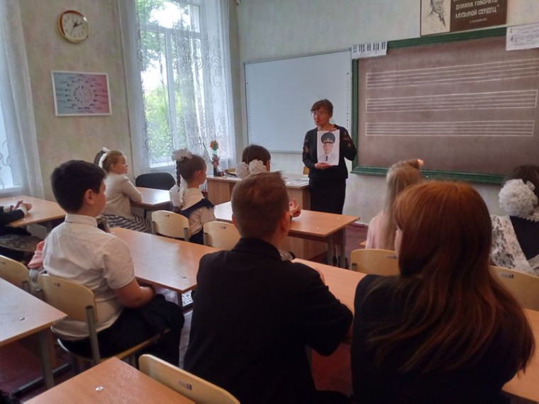 Проведен урок мужества на тему: «Героями не рождаются, героями становятся». Проведен урок мужества на тему: «Героями не рождаются, героями становятся».