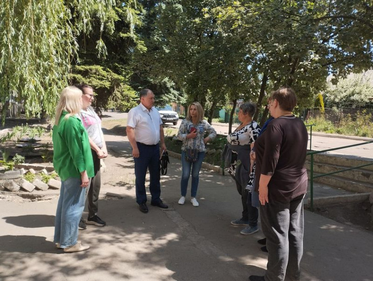 Заместитель главы администрации муниципального образования городского округа Енакиево ДНР Божик С.А. провел выездной прием и встречу с жителями. Заместитель главы администрации муниципального образования городского округа Енакиево ДНР Божик С.А. провел выездной прием и встречу с жителями.