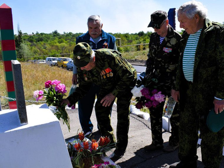 Состоялось возложение цветов к памятнику пограничникам. Состоялось возложение цветов к памятнику пограничникам.