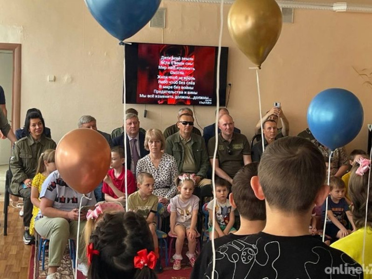 Губернатор Александр Дрозденко навестил ребят из «Детского социального центра» в Енакиево . Губернатор Александр Дрозденко навестил ребят из «Детского социального центра» в Енакиево .