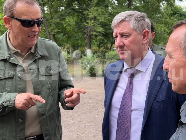 Александр Дрозденко оценил ход восстановительных работ в школе №15 в Енакиево. Александр Дрозденко оценил ход восстановительных работ в школе №15 в Енакиево.