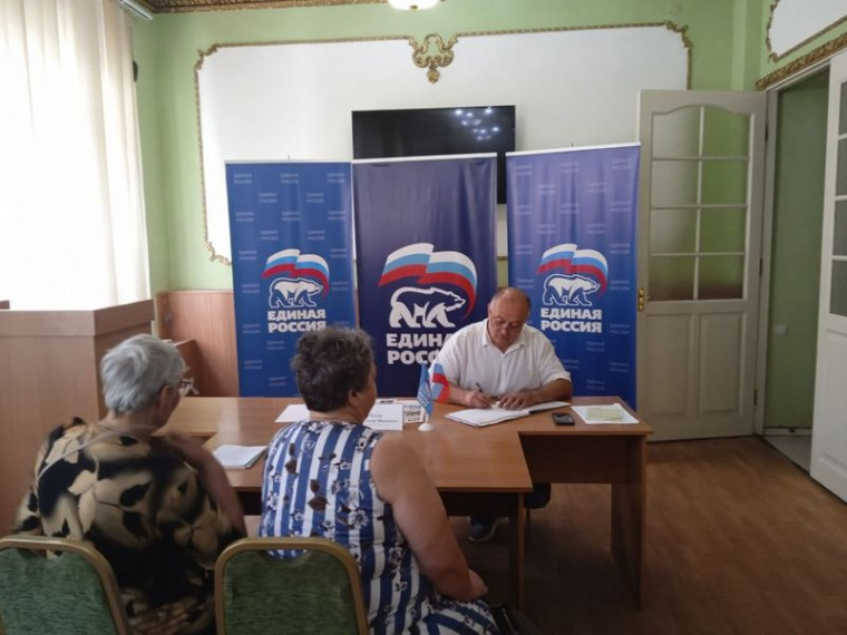 Депутат Енакиевского городского совета Александр Иванович Кохан провел прием граждан. Депутат Енакиевского городского совета Александр Иванович Кохан провел прием граждан.