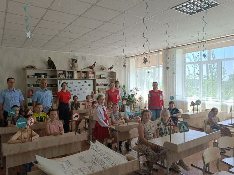 Полицейские вместе с ЮИДовцами провели тематическое мероприятие для детей. Полицейские вместе с ЮИДовцами провели тематическое мероприятие для детей.