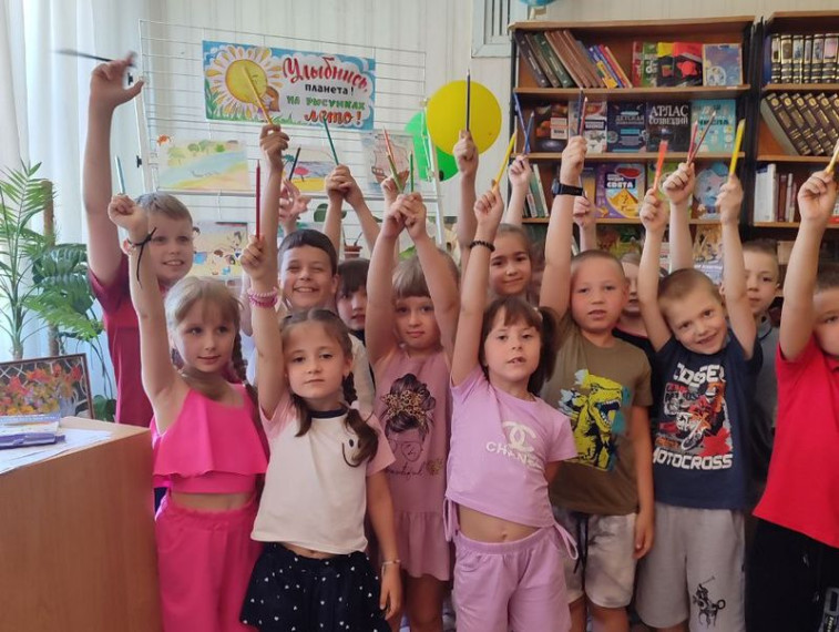 Проведен час веселого карандаша «Улыбнись планета! На рисунках лето!». Проведен час веселого карандаша «Улыбнись планета! На рисунках лето!».