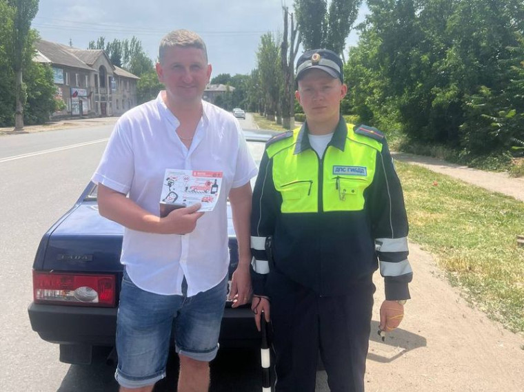 В Енакиево сотрудники Госавтоинспекции проводят профилактические беседы с водителями. В Енакиево сотрудники Госавтоинспекции проводят профилактические беседы с водителями.