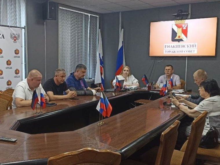 Состоялось двадцать восьмое заседание Енакиевского городского совета Донецкой Народной Республики первого созыва. Состоялось двадцать восьмое заседание Енакиевского городского совета Донецкой Народной Республики первого созыва.
