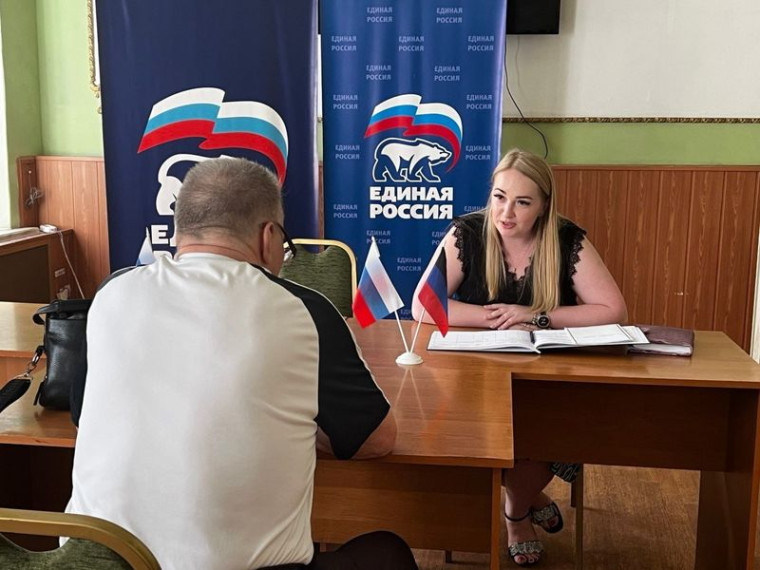 Заместитель председателя Енакиевского городского совета Анна Деменкова провела прием граждан в общественной приемной партии "Единая Россия". Заместитель председателя Енакиевского городского совета Анна Деменкова провела прием граждан в общественной приемной партии "Единая Россия".