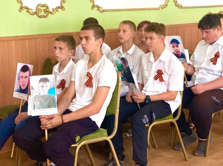 Молодёжь городского округа Енакиево приняла участие во флешмобе «Нет в России семьи такой, где б не памятен был свой герой» . Молодёжь городского округа Енакиево приняла участие во флешмобе «Нет в России семьи такой, где б не памятен был свой герой» .