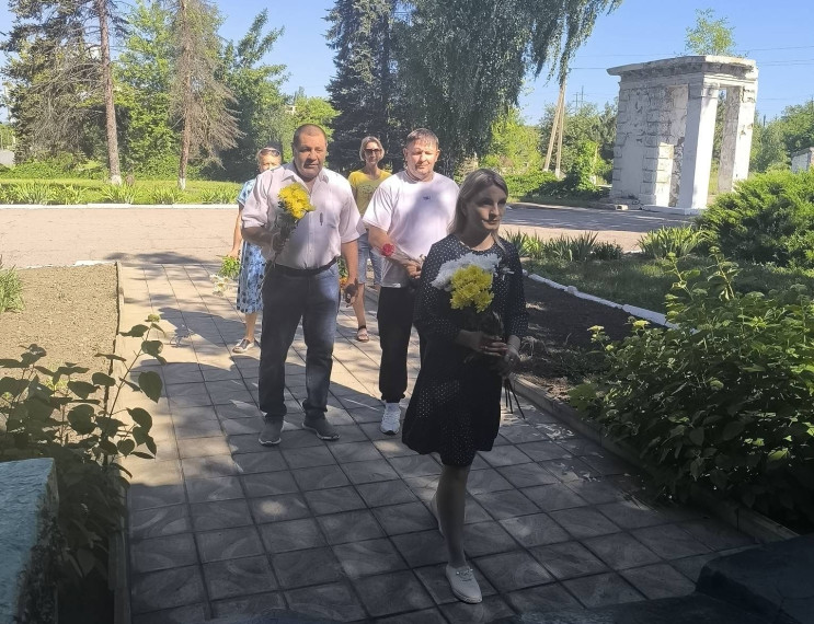 В день памяти и скорби жертв войны сотрудники МБУ ДК «Юнком» возложили цветы к братской могиле. В день памяти и скорби жертв войны сотрудники МБУ ДК «Юнком» возложили цветы к братской могиле.