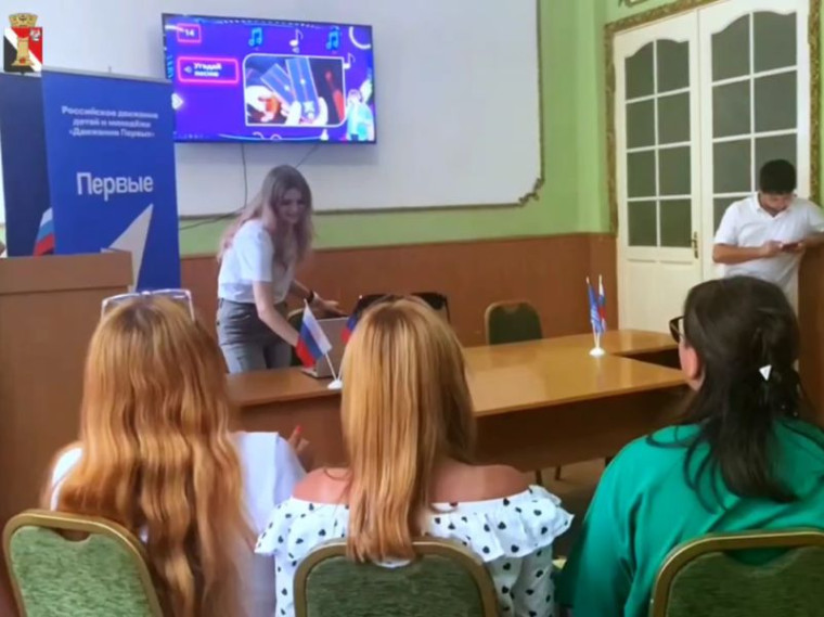 Молодёжь сыграла в "Угадай мелодию" . Молодёжь сыграла в "Угадай мелодию" .