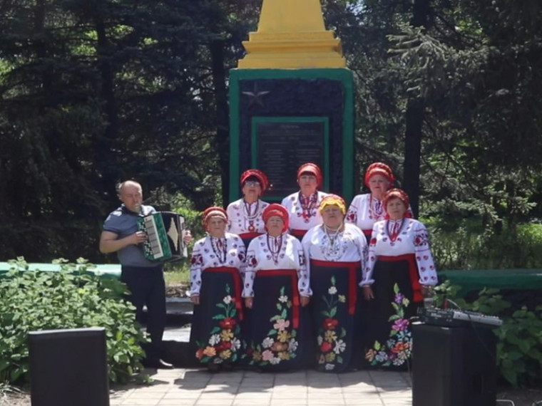 Самодеятельным хоровым коллективом «Родник» подготовлена видео-открытка. Самодеятельным хоровым коллективом «Родник» подготовлена видео-открытка.