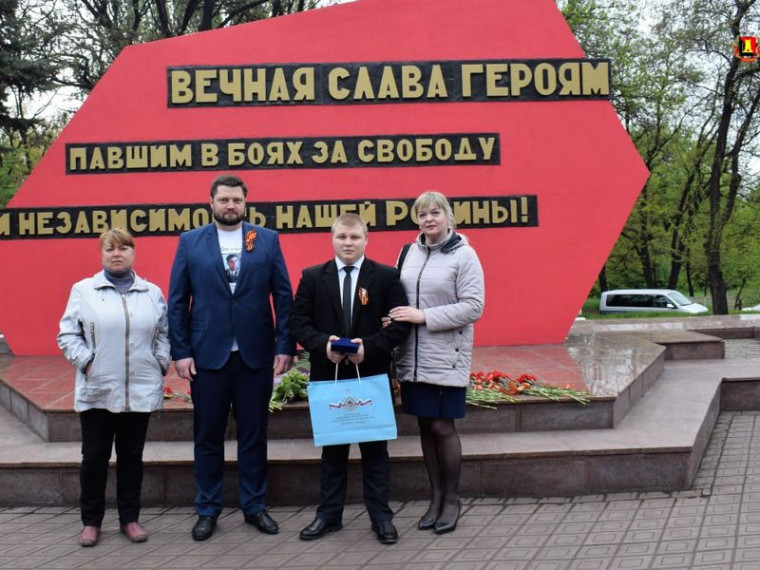 Глава администрации города Енакиево Храменков Р.А. поблагодарил ученика 11-го класса за спасение человека из проруби. Глава администрации города Енакиево Храменков Р.А. поблагодарил ученика 11-го класса за спасение человека из проруби.