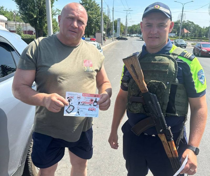 Сотрудники полиции провели профилактические беседы с водителями. Сотрудники полиции провели профилактические беседы с водителями.