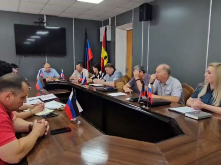 Врио главы муниципального образования городского округа Енакиево Сергей Божик провёл еженедельное аппаратное совещание. Врио главы муниципального образования городского округа Енакиево Сергей Божик провёл еженедельное аппаратное совещание.