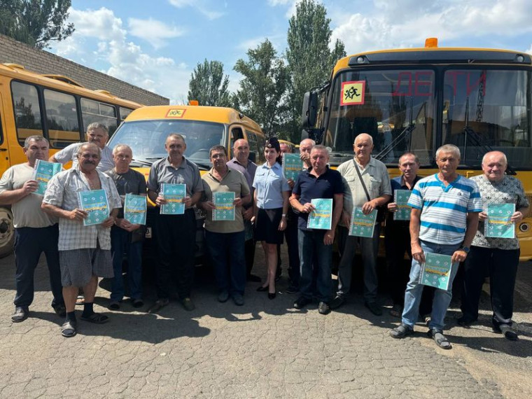 Сотрудники ГИБДД проводят проверку школьных автобусов. Сотрудники ГИБДД проводят проверку школьных автобусов.