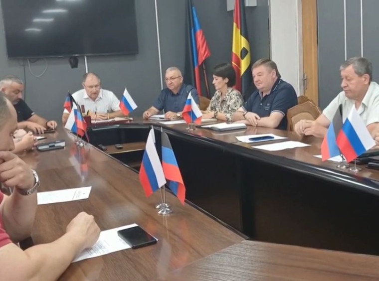 Врио главы муниципального образования городского округа Енакиево Сергей Божик провёл аппаратное совещание. Врио главы муниципального образования городского округа Енакиево Сергей Божик провёл аппаратное совещание.