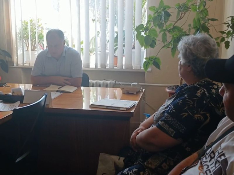 Врио главы муниципального образования городского округа Енакиево Сергей Божик провёл личный приём. Врио главы муниципального образования городского округа Енакиево Сергей Божик провёл личный приём.