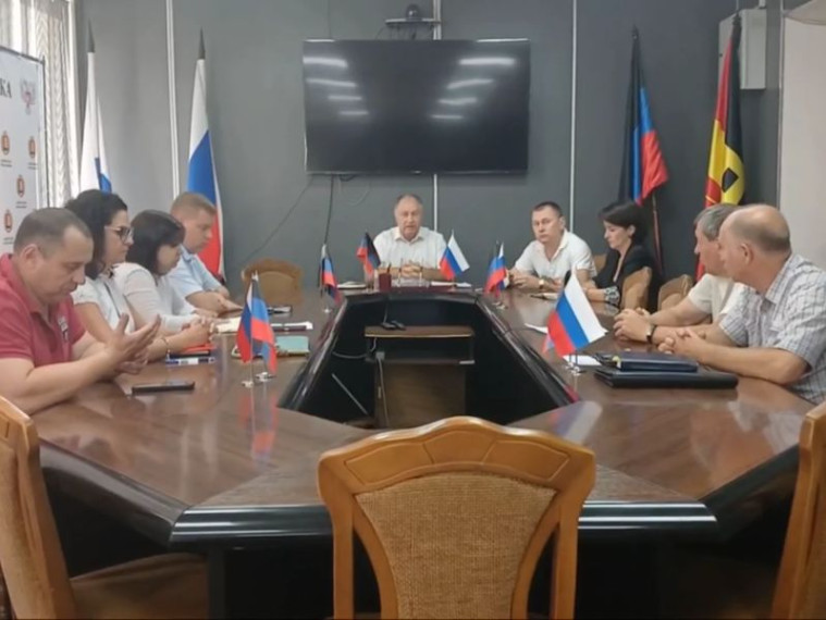 Врио главы муниципального образования городского округа Енакиево провёл еженедельное аппаратное совещание. Врио главы муниципального образования городского округа Енакиево провёл еженедельное аппаратное совещание.