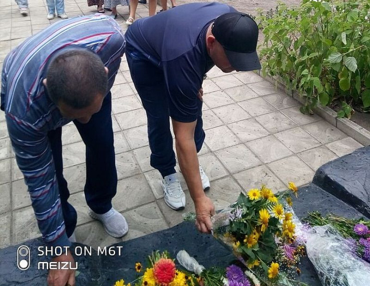 В городе Юнокоммунаровске прошло возложение цветов. В городе Юнокоммунаровске прошло возложение цветов.