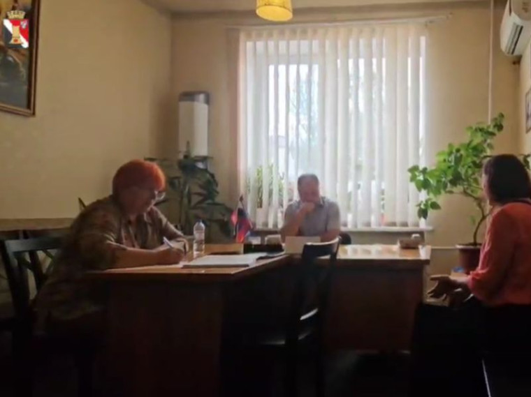 Врио главы муниципального образования городского округа Енакиево Сергей Божик провёл личный приём граждан. Врио главы муниципального образования городского округа Енакиево Сергей Божик провёл личный приём граждан.